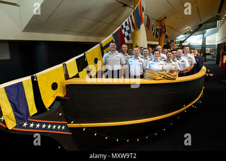 Les membres de la diligence des garde-côtes à bord poser une réplique de la goélette de diligence raisonnable à l'Indépendance Seaport Museum de Philadelphie, samedi, 10 décembre 2016. La réplique est un modèle grandeur nature du 18e siècle, navire construit à la main et construit dans le musée. Banque D'Images