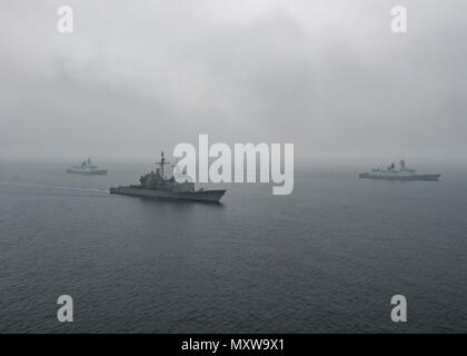 161209-N-AN245-027 OCÉAN PACIFIQUE (déc. 09, 2016) Le croiseur lance-missiles USS Bunker Hill (CG 52) participe à un exercice de manœuvre avec l'Armée Populaire de Libération (Marine) frégates Daqing (FFG) 576 546 andYancheng (FFG) au large de la côte de Californie du Sud. Le PLA(N) des navires s'est joint à Bunker Hill en mer suite à une routine dans le port de San Diego. (U.S. Photo de la marine par le maître de 3e classe Craig Z. Rodarte) Banque D'Images