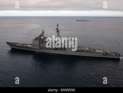 161209-N-AN245-070 OCÉAN PACIFIQUE (déc. 09, 2016) Le croiseur lance-missiles USS Bunker Hill (CG 52) participe à un exercice de manœuvre avec l'Armée Populaire de Libération (Marine) (FFG Daqing frégate 576) au large de la côte de Californie du Sud. Le PLA(N) des navires s'est joint à Bunker Hill en mer suite à une routine dans le port de San Diego. (U.S. Photo de la marine par le maître de 3e classe Craig Z. Rodarte) Banque D'Images