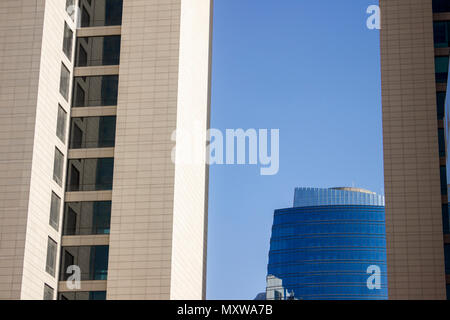 Haut d'une entreprise moderne bleu avec des rayures d'un comité permanent à l'arrière-plan entre une paire de deux immeubles de bureaux. jaunâtre Banque D'Images