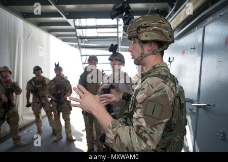 Pendant le Royaume-Uni et les États-Unis Exercice de contre-mesures antimines 17-1, les militaires affectés au commandant du Groupe opérationnel 56.1, de l'unité mobile d'élimination d'explosifs (EODMU) 1 et du 45 Commando Royal Marines à bord du RFA Lyme Bay (l 3007) ont effectué un entraînement au combat rapproché. L'exercice a amélioré l'interopérabilité, les capacités mutuelles de lutte contre les mines, la liberté de navigation et la sécurité maritime dans le golfe Persique. Le CTG 56,1 a effectué des contre-mesures minières, des opérations sous-marines et la protection des forces. Banque D'Images