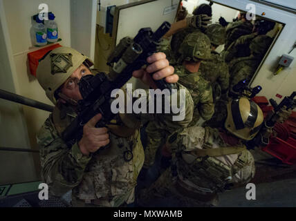 Pendant le Royaume-Uni et les États-Unis Exercice de lutte contre les mines 17-1, des militaires du CTG 56.1, de l’EODMU 1 et du 45 Commando Royal Marines à bord du RFA Lyme Bay (l 3007) ont mené des exercices de combat conjoints rapprochés dans le golfe Persique. La formation a amélioré l'interopérabilité, les capacités de lutte contre les mines, la liberté de navigation et la sécurité maritime. Le CTG 56,1 a mené des contre-mesures contre les mines, des opérations sous-marines et des activités de protection de la force. Banque D'Images