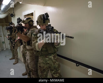 Les militaires à bord du RFA Lyme Bay (l 3007) du CTG 56.1, de l'EODMU 1 et du 45 Commando Royal Marines ont mené des entraînements de combat rapprochés au cours de la période Royaume-Uni-États-Unis Exercice de lutte contre les mines 17-1 dans le golfe Persique. L'exercice a renforcé l'interopérabilité, amélioré les capacités de lutte contre les mines et soutenu la sécurité maritime et la liberté de navigation. Le CTG 56,1 a effectué des contre-mesures minières, des opérations sous-marines et des tâches de protection de la force. Banque D'Images