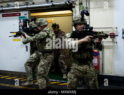Pendant le Royaume-Uni et les États-Unis Exercice 17-1, les militaires affectés au CTG 56.1, à l'EODMU 1 et au 45 Commando Royal Marines à bord du RFA Lyme Bay (l 3007) ont pratiqué des techniques de combat rapproché dans le golfe Persique. La formation a amélioré l'interopérabilité, les capacités de lutte contre les mines, la sécurité maritime et la liberté de navigation. Le CTG 56,1 a exécuté des contre-mesures minières, des opérations sous-marines et des activités de protection de la force. Banque D'Images