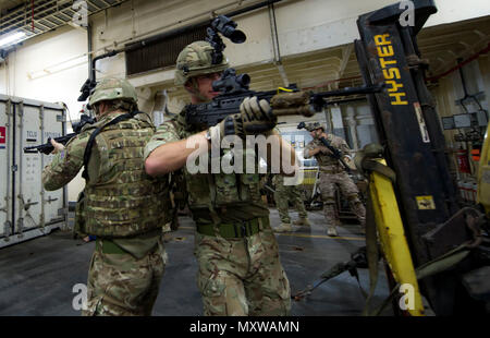 Pendant le Royaume-Uni et les États-Unis Exercice 17-1, les militaires affectés au CTG 56.1, à l’EODMU 1 et au 45 Commando Royal Marines à bord du RFA Lyme Bay (l 3007) ont échangé des techniques de combat rapprochées dans le golfe Persique. L'exercice a renforcé l'interopérabilité, amélioré les capacités de lutte contre les mines, la sécurité maritime et la liberté de navigation. Le CTG 56,1 a exécuté des contre-mesures minières, des opérations sous-marines et des activités de protection de la force. Banque D'Images