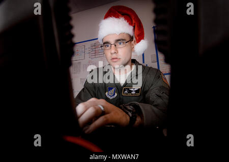 Le Capitaine Matthew Peltier, 36e Escadron de transport aérien C-130 Hercules navigator, les plans d'une mission au cours de l'Opération Goutte de Noël 2016 à la base aérienne d'Andersen, de Guam, le 11 décembre 2016. Chaque année en décembre, les équipages des Hercules C-130H tête de Yokota à Andersen Air Force Base à exécuter à faible coût et à faible altitude largages humanitaires aux insulaires à travers le Commonwealth des îles Mariannes du Nord, les États fédérés de Micronésie, République des Palaos. (U.S. Photo de l'Armée de l'air par la Haute Airman Delano Scott/libérés) Banque D'Images