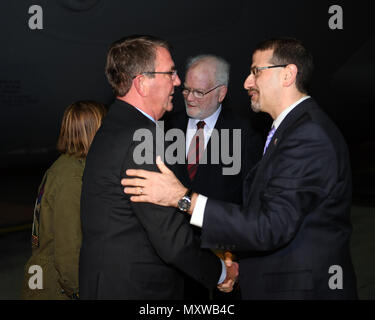 Le Secrétaire de la Défense Ash Carter est arrivé à l'aéroport Ben Gourion d'Israël, le 11 décembre 2016, pour une visite de trois jours où il rencontrera des responsables israéliens haut et prendre part à la cérémonie de livraison de la première deux F-35 "Adir" Avions d'attaque interarmées. Banque D'Images