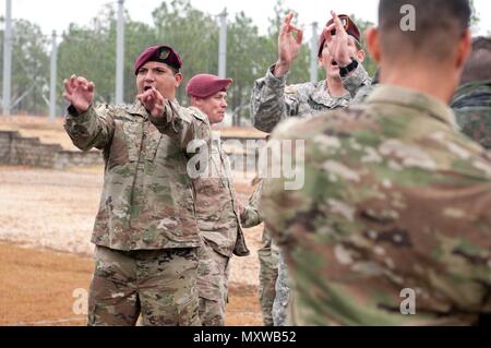 Le s.. Javier L. Rivera, sergent d'alimentation avec la Compagnie de soutien de l'Administration centrale, 3e Bataillon de soutien, de l'information militaire passe par des exercices préparatoires avec l'équipe de saut allemand lors de l'Opération Goutte Jouet XIX à Fort Bragg, Caroline du Nord, le 6 décembre. Un fil, Kissimmee, Floride, résident, a dit qu'il a apprécié de pouvoir parler à l'jumpmasters du pays visiteurs et de partager leurs histoires et expériences avec eux. (Photo par le Sgt. Darryl L. Montgomery, Mobile 319e Détachement des affaires publiques) Banque D'Images