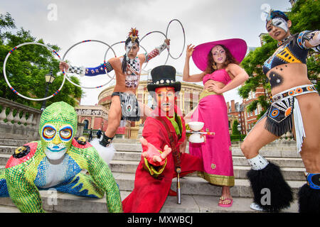 Acteurs du Cirque du Soleil posent à l'extérieur de l'Albert Hall à Londres, pour annoncer le retour de la production à la salle de TOTEM en 2018. Banque D'Images