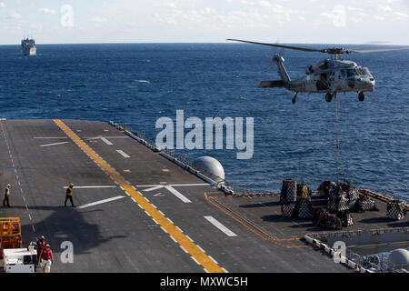 Un hélicoptère UH-60 Black Hawk arrive sur le pont du navire d'assaut amphibie USS Bataan (LHD-5) lors d'une opération de réapprovisionnement en mer dans le cadre de l'exercice Amphibious Ready Group Marine Expeditionary Unit au large de la Caroline du Nord le 9 décembre 2016. ARGMEUEX est un exercice intégré de trois semaines qui prépare les Marines et les marins de la 24e unité expéditionnaire des Marines au déploiement, améliorant les opérations maritimes combinées, le travail d’équipe et la préparation opérationnelle pour les missions amphibies. Banque D'Images