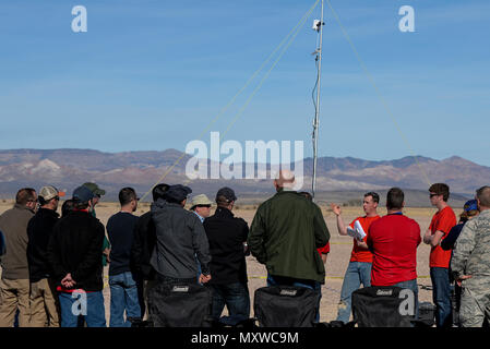 Au cours du défi des commandants de laboratoire de recherche de l'armée de l'air de 2016 au Nevada National Security site, Las Vegas, les membres de l'équipe de la base aérienne de Hanscom informent les juges et le personnel de terrain de leur système aérien contre-piloté. Le système, développé sur six mois, utilise des technologies de détection et de défaite en couches, y compris un radar, des dispositifs de brouillage électroniques et un drone Kill bot S6 TART capable de tirer des projectiles en filet pour neutraliser les véhicules aériens sans pilote non autorisés et améliorer les capacités de défense de base. Banque D'Images
