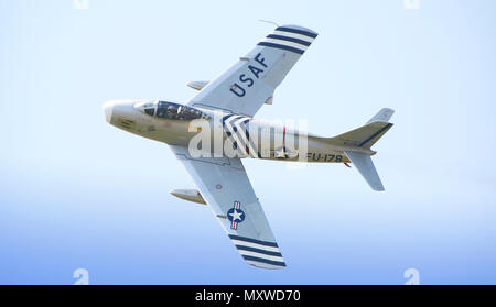 North American F 86A balayé Sabre chasseur à aile avion en vol pendant l'air de Biggin Hill spectacle au célèbre aérodrome de guerre à Kent, Angleterre. 2008 Banque D'Images