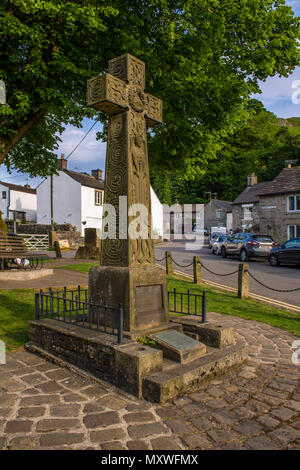 War Memorial de Market Place, Castleton dans le Peak District, érigé pour commémorer les hommes de Castleton qui ont été tués dans la Première Guerre mondiale. Banque D'Images
