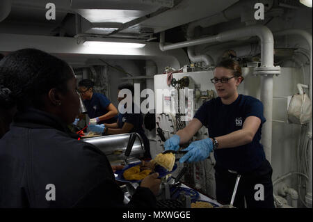 161211-N-KJ380-011 MER MÉDITERRANÉE (déc. 11, 2016) Maître de 3e classe Emily Bowerman, de Modesto, en Californie, propose des gaufres pour les marins sur le pont de mess à bord du porte-avions USS Dwight D. Eisenhower (CVN 69) (Ike). Ike, actuellement déployé dans le cadre du groupe aéronaval d'Eisenhower, mène des opérations navales dans la sixième flotte américaine zone d'opérations à l'appui de la sécurité nationale des États-Unis en Europe. (U.S. Photo par MARINE MATELOT Neo B. Greene III) Banque D'Images