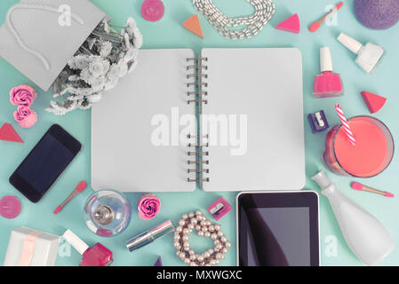 Arrière-plan de fête poster boîte-cadeau avec un noeud de satin fleurs bijoux de perle ordinateur portable smartphone tablette rouge à lèvres cosmétique ongle parfum cockt Banque D'Images