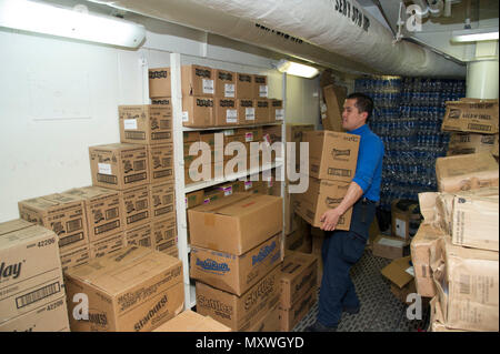 161211-N-KJ380-031 MER MÉDITERRANÉE (déc. 11, 2016) Seaman Thomas T. Doan, d'Anaheim, Californie, déplace les fournitures d'une cellier à bord du porte-avions USS Dwight D. Eisenhower (CVN 69) (Ike). Ike, actuellement déployé dans le cadre du groupe aéronaval d'Eisenhower, mène des opérations navales dans la sixième flotte américaine zone d'opérations à l'appui de la sécurité nationale des États-Unis en Europe. (U.S. Photo par MARINE MATELOT Neo B. Greene III) Banque D'Images