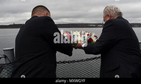 161207-N-RX668-156 FALL RIVER, MASS. (31 déc. 7, 2016) Master Chief Petty Officer Craig Cole (à gauche), commande master chief, U.S. Naval War College (NWC) à Newport, Rhode Island et Carl Sawejko, président, Battleship Cove à Fall River, Massachusetts) se préparer à lancer une couronne offerte par la Fondation de la CNO sur le côté du cuirassé Massachusetts à la suite d'un Pearl Harbour, Cérémonie du Souvenir. La cérémonie était en commémoration du 75e anniversaire de l'attaque sur Pearl Harbor et d'honorer ceux qui ont perdu la vie ce jour-là. (U.S. Photo de la marine du Maître de 2e classe Jess Lewis/libérés) Banque D'Images