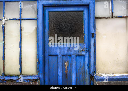 Vieille porte en bois avant pourris. Banque D'Images
