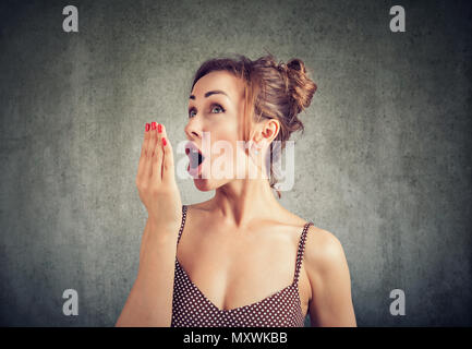 Femme d'un test respiratoire. Banque D'Images