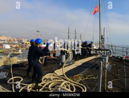 161210-N-TI017-056 LISBONNE, Portugal (31 déc. 10, 2016) marins courriers dans une ligne de mouillage sur le gaillard de la station d'amphibie Navire de débarquement USS Whidbey Island (LSD 41) à mesure que le navire se met en route le 10 décembre 2016. L'île de Whidbey est déployé avec le groupe amphibie Wasp pour appuyer les opérations de sécurité maritime et les efforts de coopération en matière de sécurité dans le théâtre américain dans la 6ème zone d'opérations de la flotte. (U.S. Photo de la marine du Maître de 2e classe Nathan R. McDonald/libéré) Banque D'Images