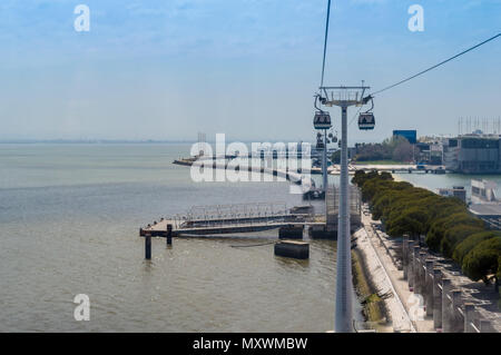 Lisbonne, Portugal - 23 Avril 2018 : Cable Cars qui vont sur l'Expo 98 Nations park Banque D'Images