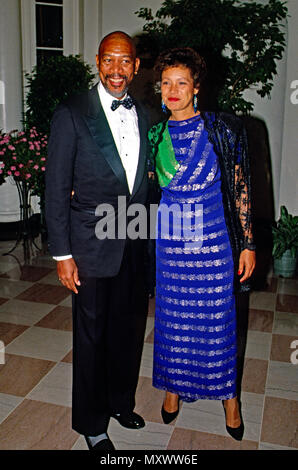 Washington DC, USA, 1990, l'acteur Morgan Freeman et son épouse Myrna Colley-Lee arrivent à la Maison Blanche pour assister à un dîner d'état Crédit : Mark Reinstein/MediaPunch Banque D'Images