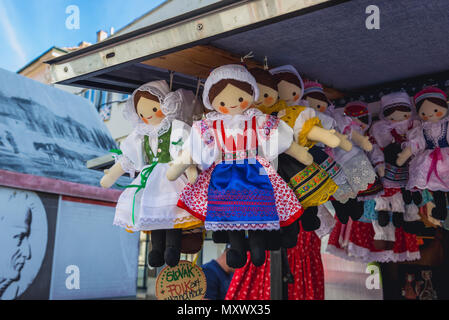 Poupées d'art folklorique slovaque pour la vente sur la vieille ville de Bratislava, Slovaquie Banque D'Images