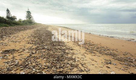 Chemin de galets le long de la mer sur la plage de Sanlucar de Barrameda, Espagne Banque D'Images