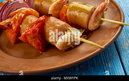 Crevettes grillées brochettes Andouille et close up Banque D'Images