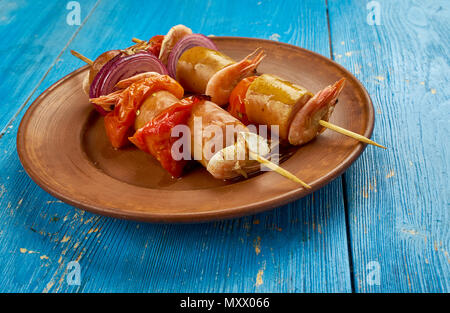 Crevettes grillées brochettes Andouille et close up Banque D'Images