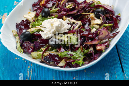 Salade de chou rouge Mojo Mojo cubain - sauce est faite avec des tonnes d'ail, jus d'orange, et beaucoup d'origan et le cumin. Banque D'Images