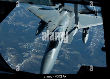 Un U.S. Air Force F-15C Eagle affecté à la 18e Escadre à Kadena Air Base, le Japon, est ravitaillé par un KC-10 Extender à partir du 6ème escadron de ravitaillement en vol, Travis Air Force Base, en Californie, le 2 juin 2018. Le KC-10 ravitaillé Deux F-15C Eagles un total de 16 fois, en déchargeant un total de 78 400 livres de carburant sur une distance couvrant près de 2 300 milles sur une mission dans la région du Pacifique. (U.S. Air Force photo de Tech. Le Sgt. James Hodgman) Banque D'Images