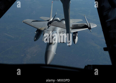 Un U.S. Air Force F-15C Eagle affecté à la 18e Escadre à Kadena Air Base, le Japon, est ravitaillé par un KC-10 Extender à partir du 6ème escadron de ravitaillement en vol, Travis Air Force Base, en Californie, le 2 juin 2018. Le KC-10 ravitaillé Deux F-15C Eagles un total de 16 fois, en déchargeant un total de 78 400 livres de carburant sur une distance couvrant près de 2 300 milles sur une mission dans la région du Pacifique. (U.S. Air Force photo de Tech. Le Sgt. James Hodgman) Banque D'Images