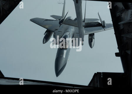 Un U.S. Air Force F-15C Eagle affecté à la 18e Escadre à Kadena Air Base, le Japon, est ravitaillé par un KC-10 Extender à partir du 6ème escadron de ravitaillement en vol, Travis Air Force Base, en Californie, le 2 juin 2018. Le KC-10 ravitaillé Deux F-15C Eagles un total de 16 fois, en déchargeant un total de 78 400 livres de carburant sur une distance couvrant près de 2 300 milles sur une mission dans la région du Pacifique. (U.S. Air Force photo de Tech. Le Sgt. James Hodgman) Banque D'Images