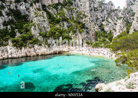 Vue de la calanque d'En-Vau, une crique naturelle avec une eau cristalline et plage de sable blanc entre Marseille et Cassis, les Calanques de Nat Banque D'Images