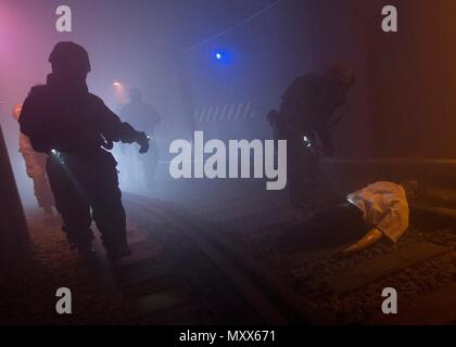 Soldats de la 59e Compagnie CBRN de Ft. Tambour, NY répondre à un scénario de formation dans le métro rempli de fumée formateur au New York Fire Department's Fire Academy sur Rosevelt Island, le 29 novembre. L'exercice de formation conjointe a été menée par l'armée américaine et FDNY sous la supervision de Commandement du Nord des États-Unis et fournit des soldats et les premiers intervenants l'expérience unique de l'exploitation d'ensemble ensemble au cours d'un complexe chimique, biologique, radiologique ou nucléaire d'urgence. (Département de la Défense photo de N&NC Parution/Affaires publiques) Banque D'Images