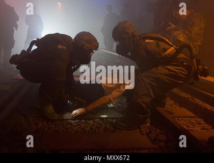 Soldats de la 59e Compagnie CBRN de Ft. Tambour, NY répondre à un scénario de formation dans le métro rempli de fumée formateur au New York Fire Department's Fire Academy sur Rosevelt Island, le 29 novembre. L'exercice de formation conjointe a été menée par l'armée américaine et FDNY sous la supervision de Commandement du Nord des États-Unis et fournit des soldats et les premiers intervenants l'expérience unique de l'exploitation d'ensemble ensemble au cours d'un complexe chimique, biologique, radiologique ou nucléaire d'urgence. (Département de la Défense photo de N&NC Parution/Affaires publiques) Banque D'Images