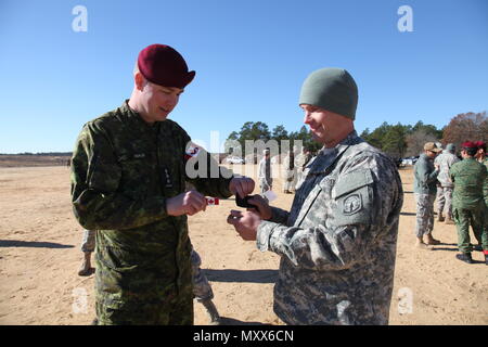 Le capitaine Andrew Adach, Centre d'instruction supérieure en guerre de ...