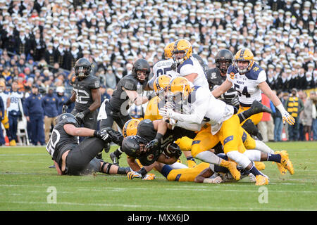 161210-N-XP477-1551 Baltimore, Md (déc. 10, 2016) Cadet Andy Davidson (40 RB) par le poing au cours de la défense de la Marine Army-Navy Game chez M&T Bank Stadium, à Baltimore. Army a gagné le match 21-17 et a brisé le jeu de la Marine 14 victoires invaincue dans la rivalité féroce académie de service. (U.S. Photo de la marine du Maître de 2e classe Danian C Douglas/libéré) Banque D'Images