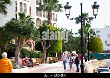 L'île d'Ibiza, Espagne - 30 Avril 2018 : les gens à pied par le front de mer de Santa Eulalia. Santa Eulalia est une belle ville et station balnéaire sur la côte Est Banque D'Images