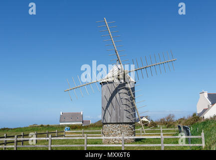 Ancien moulin à vent en bois et pierres en Cleden Cap Sizun Banque D'Images