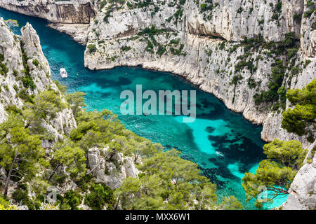 Bird's Eye View de la calanque d'En-Vau, un disque à atteindre le ruisseau naturel avec de l'eau claire comme du cristal sur la côte méditerranéenne française, partie de la Calan Banque D'Images