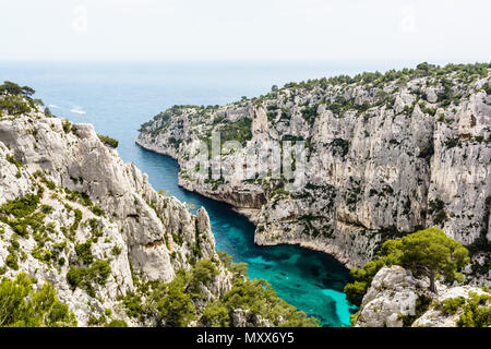 Vue générale de la calanque d'En-Vau, une longue et étroite crique naturelle avec de l'eau claire comme du cristal sur la côte méditerranéenne française, partie de la Calanq Banque D'Images