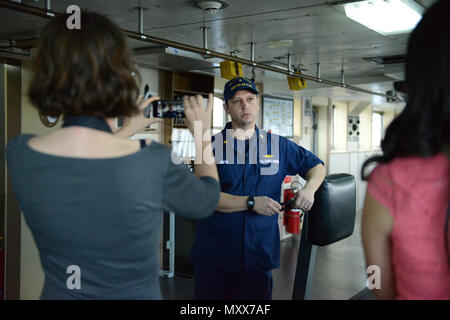 Le lieutenant Cmdr. Jerry Smith, officier des opérations sur le USCGC Polar Star (WAGB-10), parle avec des journalistes locaux d'Oahu, Hawaii, amarrée à Pearl Harbor le 12 décembre 2016. La coupe de déglaçage est en route vers l'Antarctique pour sa patrouille annuelle, Deep Freeze 2017. L'étoile polaire est l'un des brise-glace le plus puissant au monde et est essentielle à la poursuite de la sécurité nationale et de la recherche en Antarctique et de l'Arctique. (U.S. Photo de la Garde côtière canadienne par le maître de 3e classe Amanda Levasseur/libérés) Banque D'Images