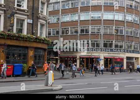 Un matin occupé pendant les heures de pointe à l'extérieur du Borough Market, dans le centre de Londres. La plus ancienne de Londres et de l'alimentation et du marché greengrocery attraction touristique. Banque D'Images