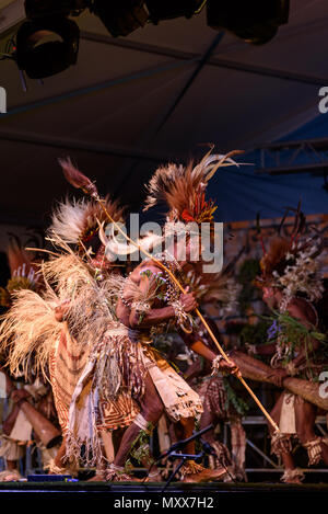 Bergame, Italie - juin 1, 2018 : Le groupe effectue en TUFI chants et danses traditionnels de la Papouasie-Nouvelle-Guinée, la tribu effectuée au festival LO SPI Banque D'Images