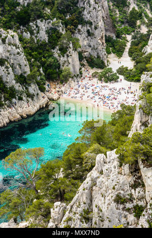 Vue de dessus de la calanque d'En-Vau, un disque à rejoindre le ruisseau naturel étroit avec plage de sable blanc à proximité de Marseille et Cassis, avec des gens sunb Banque D'Images