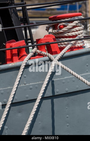 Un gros plan de l'image des cordes attachées à une borne d'amarrage pour les navires dans un port, Port ou quai. navires et cordes d'expédition et les gréements les marins. Banque D'Images