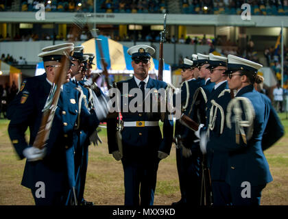 Maître de 2e classe Raymond Attaway, percer pour maître de cérémonie de la Garde côtière des États-Unis, centre de la garde d'honneur, et son équipe effectuer Jeudi, Décembre 1, 2016, pour le prince Harry et la Barbade' Premier ministre Freundel Stuart pendant le 50e anniversaire de l'Émancipation anniversaire à l'Kensington Oval Cricket Ground à Bridgetown, Barbade. 20 000 personnes y compris les pop star barbadienne Rihanna a assisté à la célébration qui a marqué les 50 ans de l'indépendance de l'île d'Angleterre. Vidéo de la Garde côtière des États-Unis par Maître de 1re classe Mike De Nyse Banque D'Images