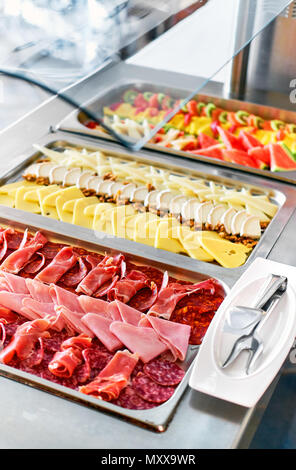 Divers plateaux avec un buffet délicieux apéritifs close-up. Petit déjeuner à l'hôtel. Assortiment. Banque D'Images